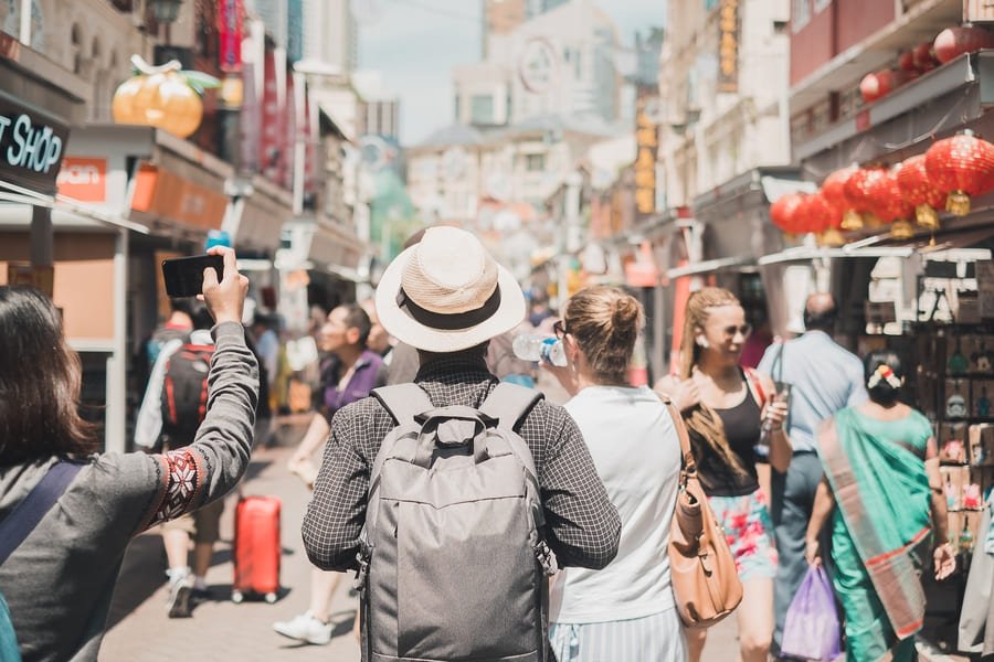 Viajero en China rodeado de turistas